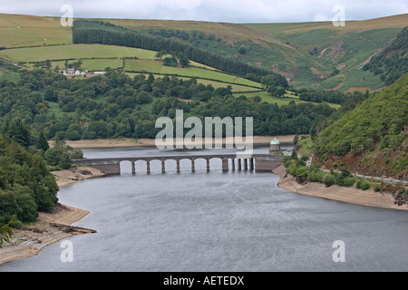 Foel Tower Viaduct et Garreg Ddu réservoir pendant la sécheresse en Elan Valey Powys Pays de Galles Banque D'Images