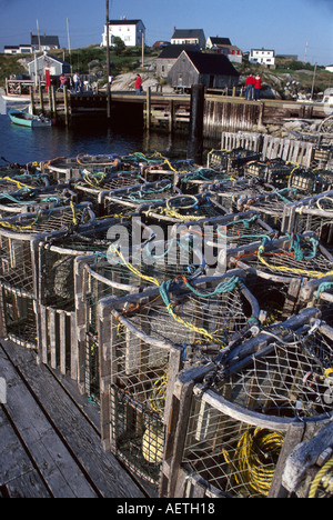 Canada,canadien,Amérique du Nord,américain,province de la Nouvelle-Écosse,Peggy’s Cove,côte d’eau de l’océan Atlantique,pièges à homard,village de pêche,maisons,bâtiments,ville Banque D'Images