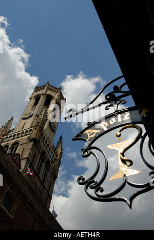 Vue sur le Beffroi et Apoteek signe, Bruges Belgique Banque D'Images