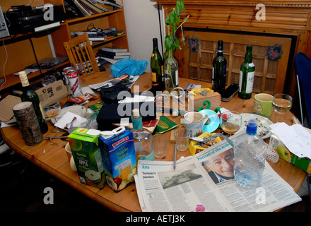 Table à manger le matin, après une séance en résidence d'étudiants. Banque D'Images