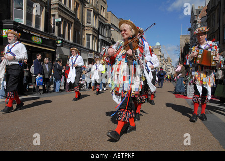 Morris La danse à travers les rues d'Oxford Banque D'Images