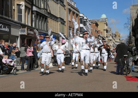 Morris La danse à travers les rues d'Oxford Banque D'Images