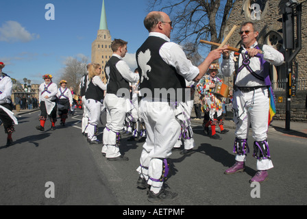 Morris La danse à travers les rues d'Oxford Banque D'Images