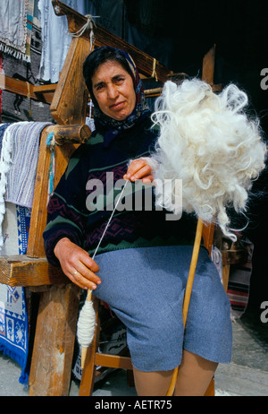 Filage de la laine locale weaver Plateau de Lassithi Crète Grèce Europe Méditerranéenne Banque D'Images