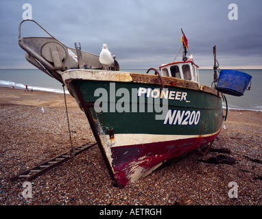 Bateau de pêche s'est posé sur le Stade, Hastings, Sussex, England, UK. Banque D'Images