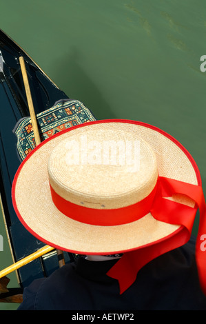 Gondolier portant un chapeau de paille avec ruban rouge Banque D'Images