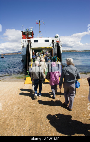 Marcher sur les passagers à Caledonian MacBrayne ferry sur l'île d'Iona en Écosse de halage UK Banque D'Images