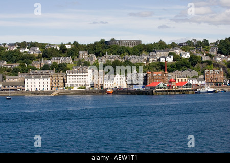 Vue sur les maisons et hôtels de la ville d'Oban le long de quayside de Harbour Ecosse UK Banque D'Images