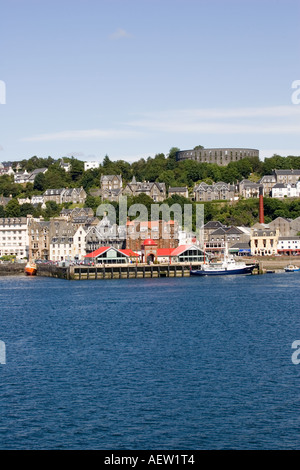 Vue sur les maisons et hôtels de la ville d'Oban le long de quayside de Harbour Ecosse UK Banque D'Images