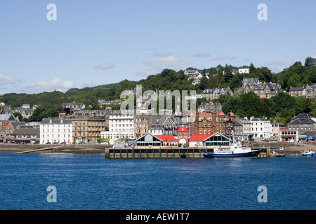 Vue sur les maisons et hôtels de la ville d'Oban le long de quayside de Harbour Ecosse UK Banque D'Images