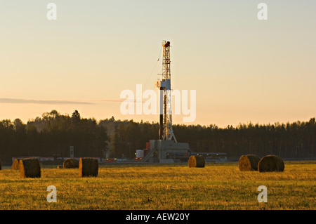 Un accueil chaleureux la lumière du matin sur un appareil de forage. Banque D'Images