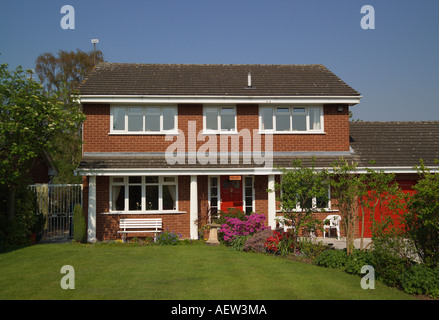 Grande maison avec garage double Wirral Merseyside England Banque D'Images