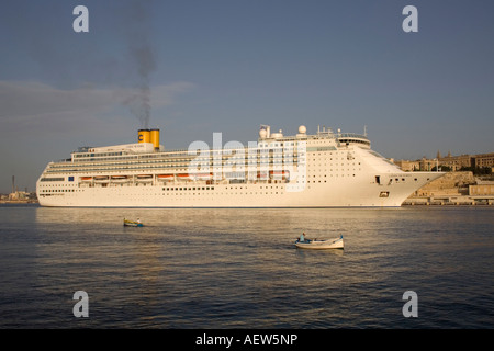 Le bateau de croisière Costa Victoria l'accostage dans le Grand Port de Malte, tôt le matin Banque D'Images