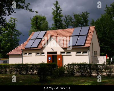 Des panneaux solaires sur le toit d'une salle de bains bâtiment sur un site de camping Français Cande sur Beuvron Loire Valley France Banque D'Images