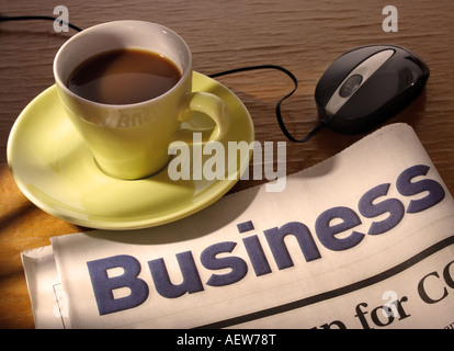 Journal de café et la souris de bureau Banque D'Images