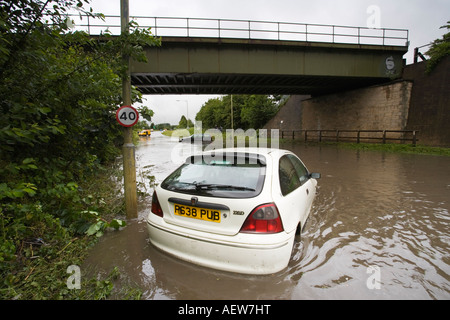 Les eaux de crue et voiture engloutie dans Stroud en cas de conditions météorologiques du mois de juin 2007, UK Banque D'Images