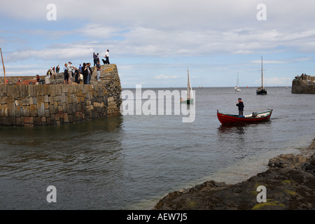 Yachts, petits canots, bateaux à rames près du mur du port de Portsoy.Scottish Boat Festival, Moray Firth, Morayshire, Écosse, Royaume-Uni Banque D'Images