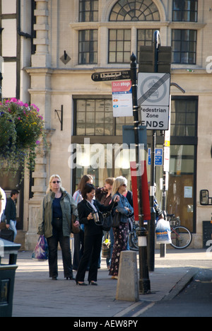 Les gens qui attendent à un arrêt d'autobus dans la région de Oxford high street Banque D'Images