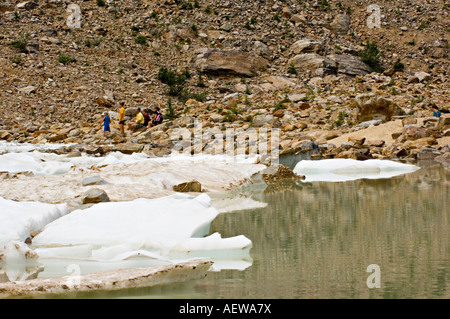 Les gens se reposer sur la rive du lac Berg de glace flottante morceaux burg en premier plan Banque D'Images