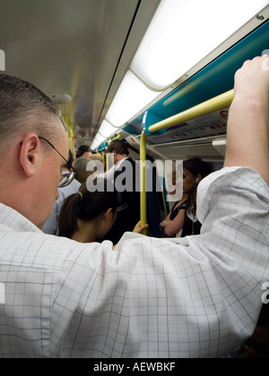 Les voyageurs dans le métro de Londres, transport au cours de l'heure de pointe, Banque D'Images