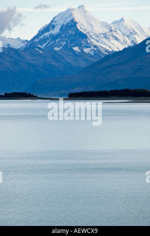 La neige a couvert l'Aoraki Mount Cook - vu de l'autre côté du lac Pukaki, Canterbury, Nouvelle-Zélande Banque D'Images