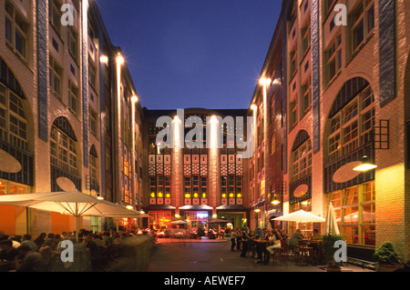 Berlin Hackescher Markt cour modernisé la nuit restaurants piscine en été Banque D'Images