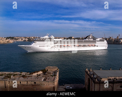 Les passagers de croisière de luxe de quitter Grand port ,La Valette ,Malte Banque D'Images