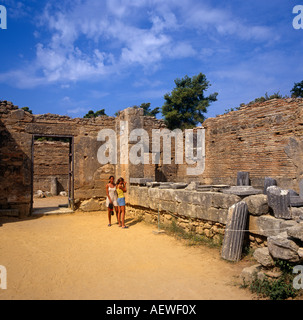 Couple en train de marcher parmi les ruines l'Ancienne Olympie Péloponnèse Grèce Hellas Banque D'Images