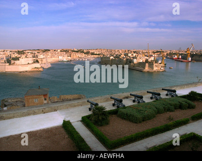 Vue depuis la partie supérieure de la Barracca Gardens vers le Grand Port de l'Ancienne Douane et l'arbre villes ,Valleta Malta Banque D'Images