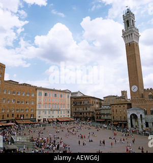 Les touristes se détendre dans la Piazza del Campo Sienne Toscane Italie Europe Banque D'Images