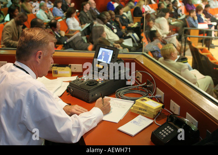 Miami Florida,Conseil de l'éducation,réunion,discuter des fermetures d'école,homme blanc,journaliste masculin,journaliste,presse,interview,entretiens,voyages des visiteurs Banque D'Images