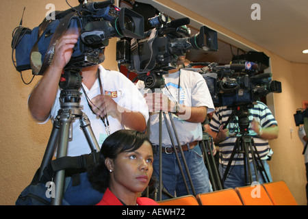 Miami Florida,Conseil de l'éducation,réunion,discuter des fermetures d'écoles,caméras de télévision,Black Blacks Africains ethnie minoritaire,adultes femme W Banque D'Images