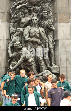 Varsovie Pologne visiteurs juifs d'Israël à côté du monument aux héros de l'insurrection du ghetto dans Ul Zamenhofa Banque D'Images