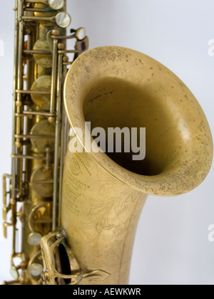 Selmer Balanced Action vintage Saxophone Ténor, Close up of bell Banque D'Images