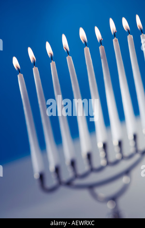 Une menorah entièrement allumé Banque D'Images