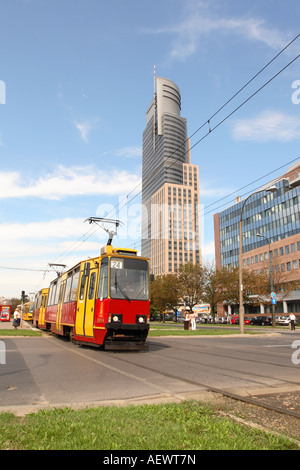 Pologne Varsovie un tram passe à travers le centre-ville moderne Banque D'Images