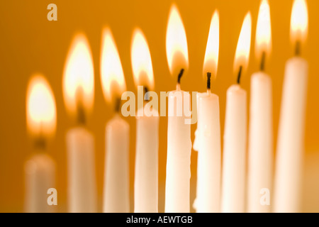 Bougies dans un menorah Banque D'Images