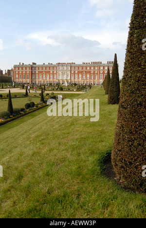 L'arrière du château de Hampton Court et les jardins, Londres UK Banque D'Images