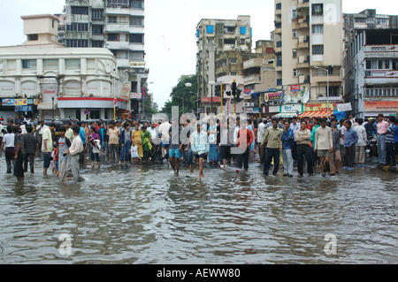 Les gens qui marchent dans la pluie de mousson dans la rue maintenant Bombay Mumbai Inde Banque D'Images