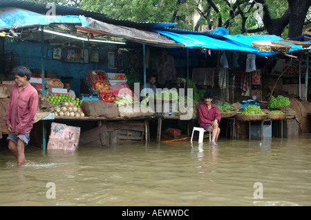 Magasins de légumes dans la rue inondée en raison de pluies de mousson en Inde Bombay Mumbai maintenant Banque D'Images