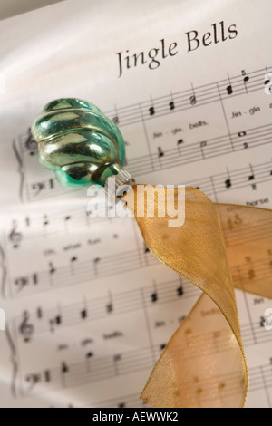 Gros plan du ornanament et musique de Noël Banque D'Images