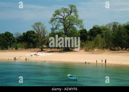 Des femmes faisant la lessive sur les rives du lac Malawi sur l'île de Likoma. Le Malawi, l'Afrique Banque D'Images