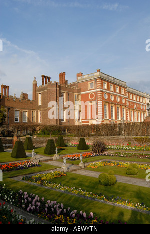 L'arrière du château de Hampton Court et les jardins, Londres UK Banque D'Images