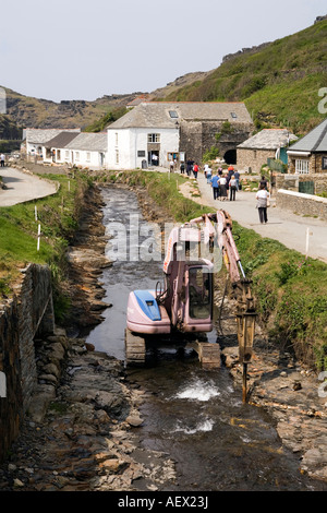 Cornwall UK Boscastle harbour travaux de prévention des inondations en cours en 2007 digger l'approfondissement de la rivière Valency Banque D'Images