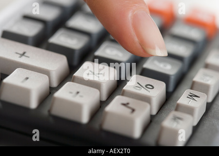 Femme utilisant une calculatrice Banque D'Images
