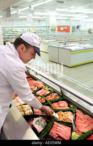 Le contrôle de la qualité des aliments lors de la mesure de température dans un boucher s shop dans un supermarché Banque D'Images