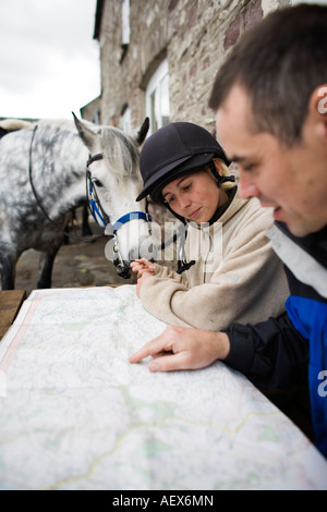 Horseriders à la carte à l'extérieur d'un pub, Le Parc National des Brecon Beacons, le Pays de Galles Banque D'Images