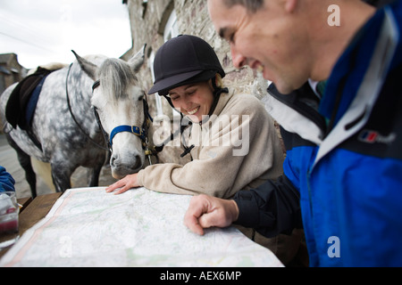 Horseriders à la carte à l'extérieur d'un pub, Le Parc National des Brecon Beacons, le Pays de Galles Banque D'Images