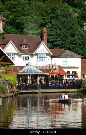 Le Weyside Pub sur bord de la rivière Wey, Guildford, Surrey, Angleterre, Royaume-Uni Banque D'Images