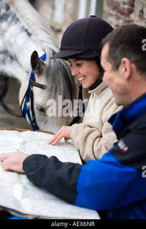 Horseriders à la carte à l'extérieur d'un pub, Le Parc National des Brecon Beacons, le Pays de Galles Banque D'Images